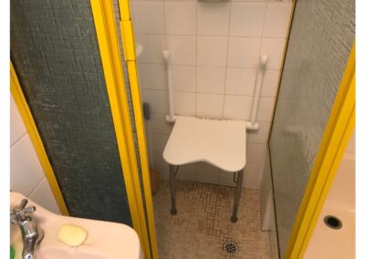 Etac shower seat with arms and leg