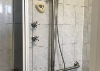 Reverse T 850mm x 500mm rail with handheld shower hose