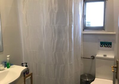 Deluxe shower curtain rod with support to ceiling
